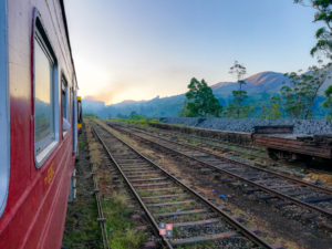 gooutwalkwalk_kandy_nuwaraeliya_train