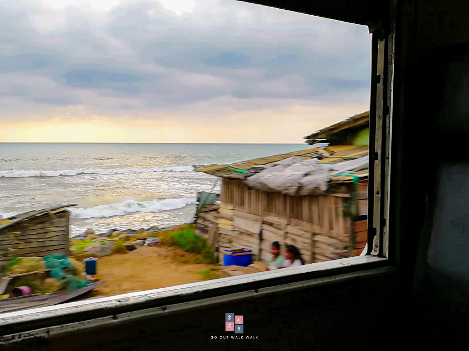 gooutwalkwalk_galle_sea_train_2